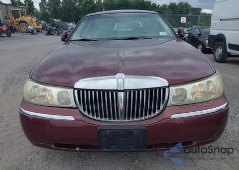 2001 Lincoln Town Car Executive from USA, damaged, VIN 1LNHM81W51Y729084